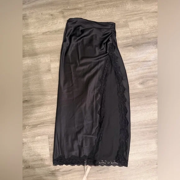 ❤️‍🔥Firm Price❤️‍🔥House of CB RUBY Black Satin Lace Trim Midi Skirt - Picture 5 of 15